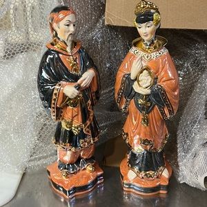 2 ceramic oriental figurine’s